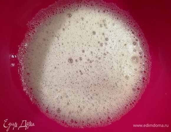 Яичные белки взобьем миксером до легкой пены.