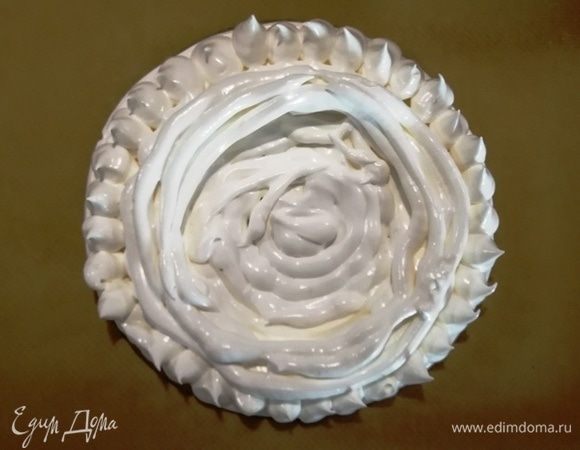 Перекладываем смесь через кондитерский мешок на противень, застекленный пергаментной бумагой.