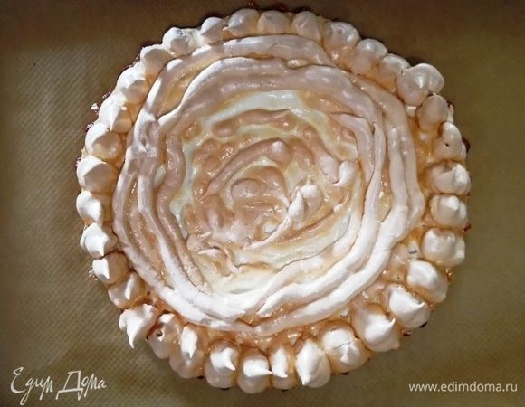 Запекаем в духовке при 135°С в течение часа. Не открываем духовку! Выключаем духовку, слегка приоткрываем и оставляем безе до полного остывания, затем аккуратно переносим на блюдо.