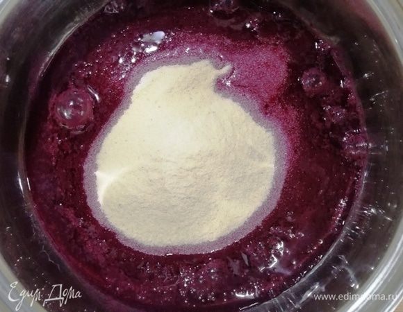 В молочно-черничную смесь высыпаем сахар, ванилин и манку. Размешиваем.