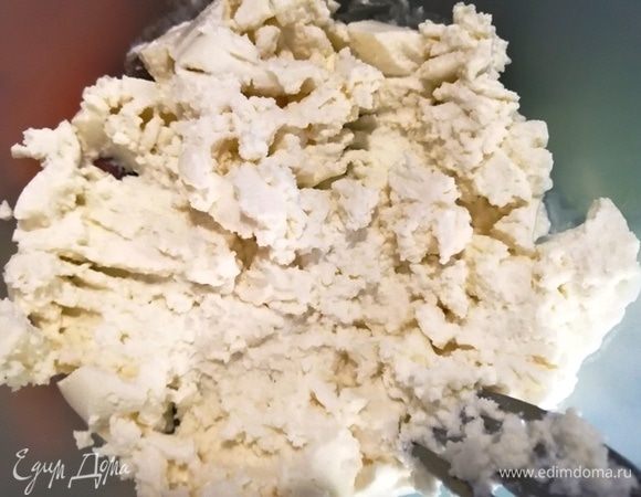 Рикотту разомнем вилкой.