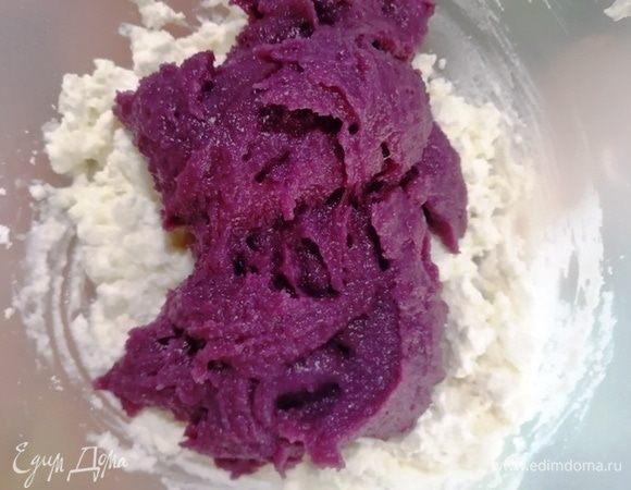 Частями добавляем манную основу, взбивая все миксером.