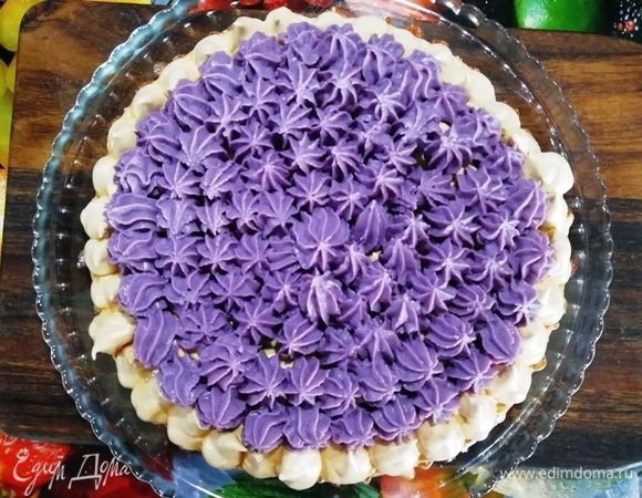 На остывшее безе наносим крем.