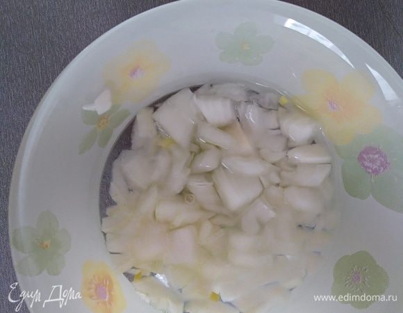 Лук нарезать мелко и замариновать в уксусе на 5 минут. Слить уксус.