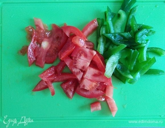 Помидор и перец нарезать произвольно.
