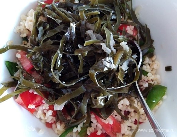 Смешать булгур, помидор, перец, маринованный лук. Добавить морскую капусту (у меня консервированная). Перемешать.