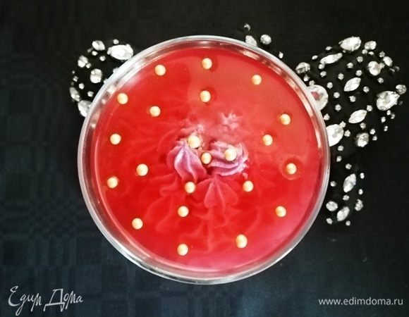 Из сока клубники, сахара и желатина делаем желе и заливаем десерт. Охлаждаем 30 минут.