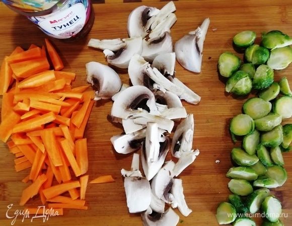 Чем меньше ингредиентов в салате, тем крупнее они режутся — это правило! Не мельчим.