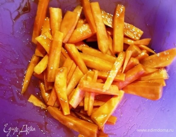 Морковь смешиваем с 1 ч. л. устричного соуса.