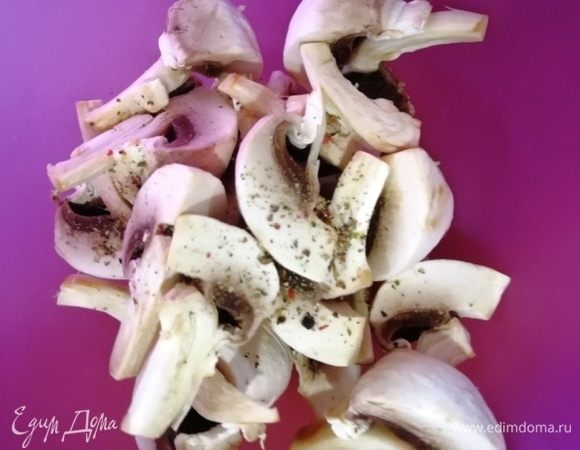Шампиньоны солим и перчим.