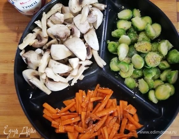 Брюссельскую капусту солим и перчим. Отправляем в духовку, разогретую до 220°С на 20 минут. За это время овощи, капуста и шампиньоны запекутся, морковь карамелизируется.