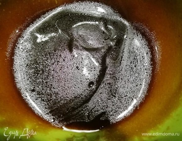 Готовим соус: смешиваем устричный соус, кунжутное масло и яблочный уксус.