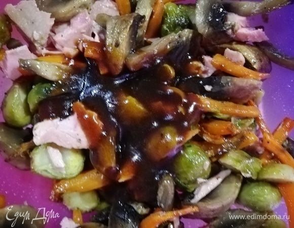 Добавляем соус. Перемешиваем.