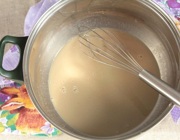 В теплом молоке (100 мл) распустить сухие дрожжи (2 ч. л. без горки). Добавить соль (1/3 ч. л.), сахар тростниковый (4 ст. л.), ванилин (1 г) и перемешать венчиком до растворения сахарного песка.