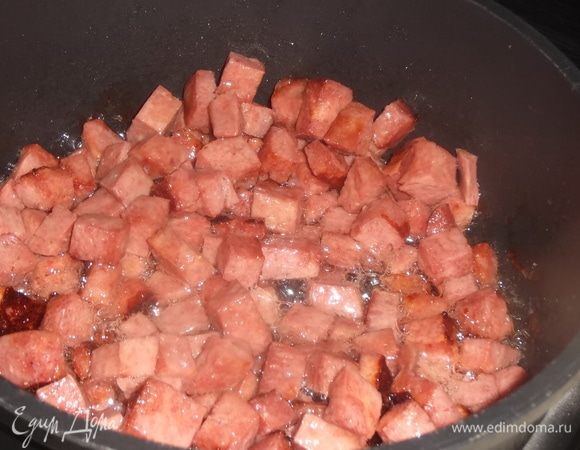 Колбасу нарезать и обжарить.