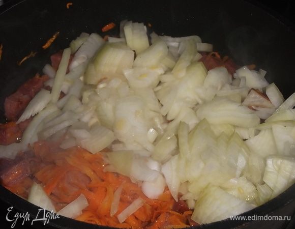 Прибавить лук и также обжарить до изменения цвета.