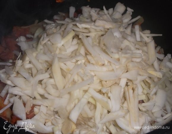 Капусту нашинковать и добавить к обжаренным овощам.