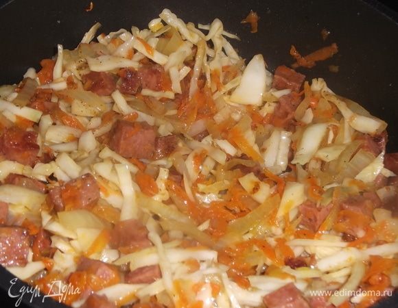 Добавить соль, перец. Тушить на среднем огне под крышкой до полуготовности капусты.