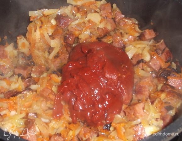 Добавить томатную пасту, сахар.