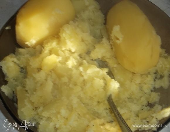 Готовый картофель размять вилкой, отправить обратно в кастрюлю.