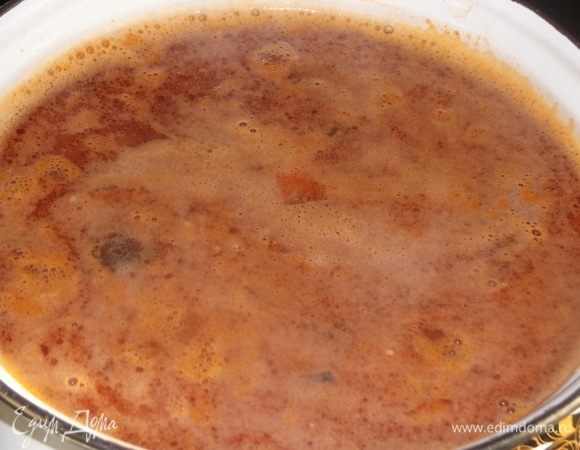 Также выложить тушеные овощи с колбасой.