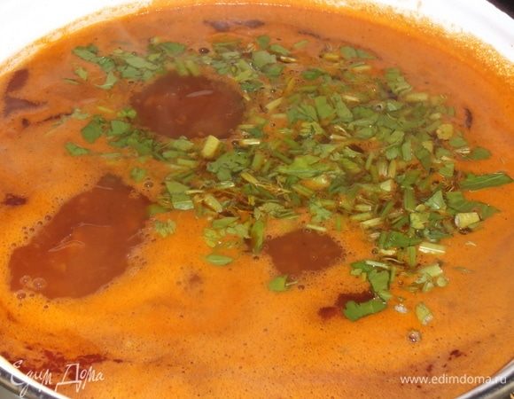 Добавить зелень, соль. Довести до кипения. Убавить огонь и варить 10 минут.