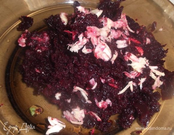 Отварную свеклу и чеснок натереть на мелкой терке.