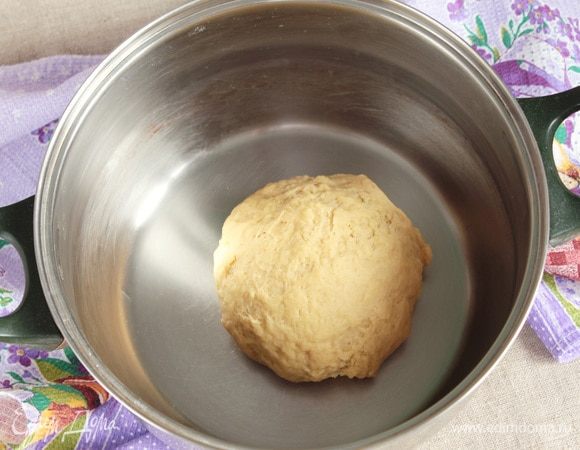 Муку пшеничную (400–500 г) предварительно просеять. Добавить сначала половину объема и начать вымешивать тесто, постепенно подсыпая муку. Муки может потребоваться больше или меньше, на что влияет множество факторов. Тесто должно быть очень нежным, эластичным и не липнущим к рукам. Накрыть емкость с тестом пищевой пленкой и оставить на расстойку в теплое место на 1,5–2 часа.