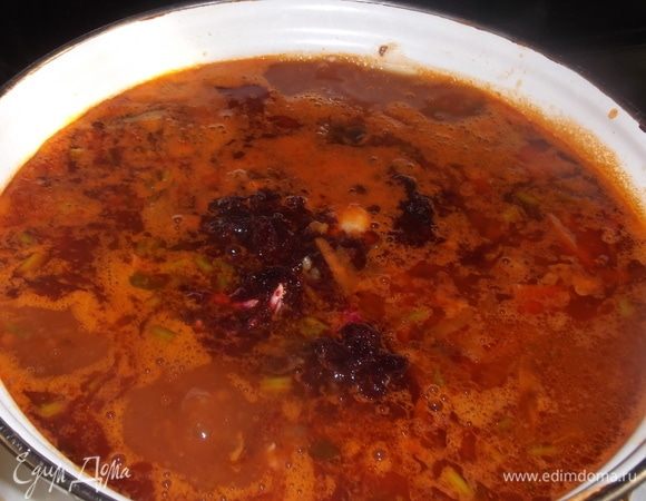 Выложить в кастрюлю. Прокипятить пару минут. Выключить огонь.