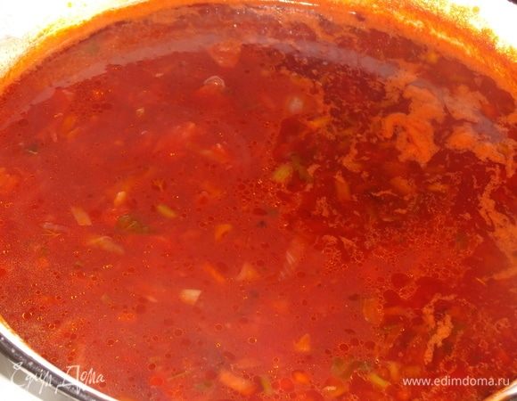 Не накрывая крышкой, дать борщу настояться в течение 20 минут.