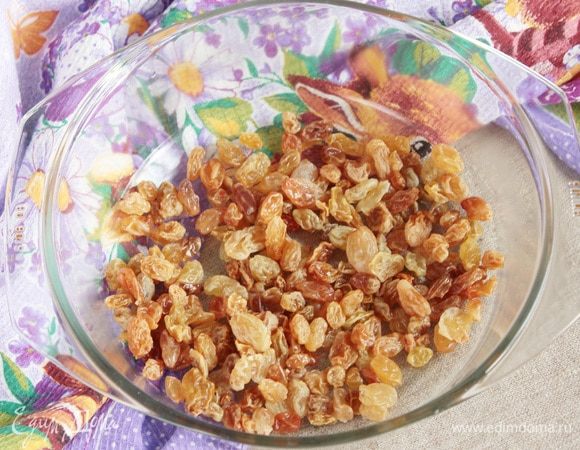 Пока подходит тесто, займемся приготовлением начинки. Изюм (100 г) промыть и распарить, залив горячей водой. Затем обсушить в дуршлаге или на полотенце.