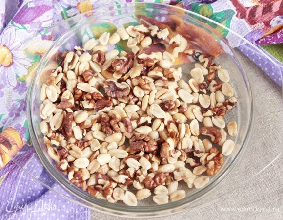 Орехи грецкие (1 горсть) и арахис (1 горсть) слегка обжарить на сковороде или в микроволновой печи. Остудить.