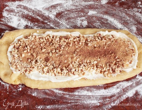 На творожный сыр выложить смесь грецкого ореха и арахиса. Присыпать сверху тростниковым сахаром (2 ст. л.) и молотой корицей (1/2 ст. л.).