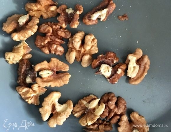 Горсть грецких орехов поджарить на сухой сковороде несколько минут и снять на тарелку.