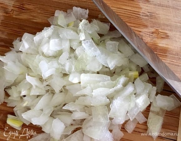 Половину белой луковицы порубить мелким кубиком.