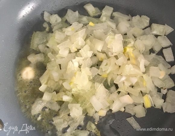 В сковороде разогреть немного растительного масла и чайную ложку сливочного. Отправить в сковороду измельченный лук. На медленном огне поджаривать лук до мягкости. Немного посолить.
