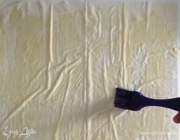 Берем четыре листа теста фило. Растопить сливочное масло, кисточкой смазать каждый лист.