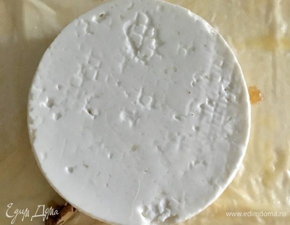 На лук с орехами кладем наш кругляш козьего сыра.