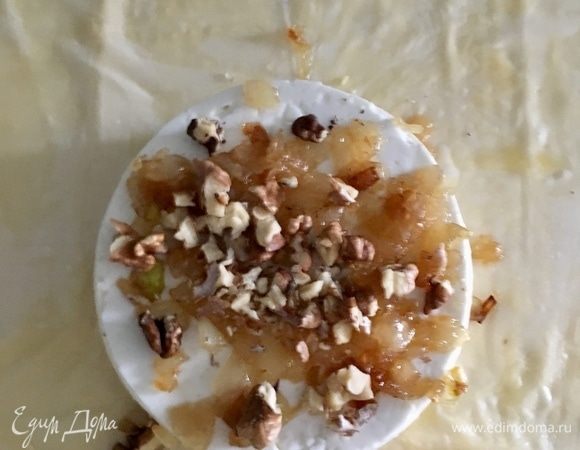 И сверху выкладываем вторую половину луково-медовой и ореховой начинки. 