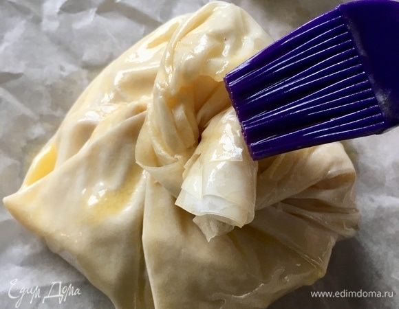 Теперь смазываем мешочек из теста фило сливочным маслом и отправляем в разогретую до 180°С духовку на 20–30 мин., чтобы тесто запеклось.