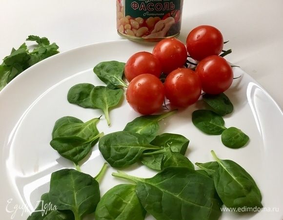 Для овощного аккомпанемента можно, конечно, взять любые любимые вами овощи и зелень. Но мне понравилась идея сочетать ароматный козий сыр со сладкими помидорами черри, миксом из шпината и кинзы, а также бархатистым вкусом белой фасоли ТМ «Фрау Марта», которая также уже в томатном соусе и отлично поддерживает легкое и непринужденное настроение блюда.