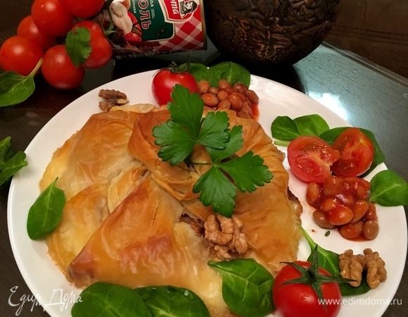 Можно подавать закуску. На зеленую подушку из травок выкладывается узелочек с запеченным козьим сыром внутри. Сладкие помидоры, разрезанные пополам, нежнейшую фасоль и немного грецкого ореха — по бокам и сверху. Вкусно, ароматно и пряно! Под бокал красного полусухого вина в хорошей компании улетает вмиг.