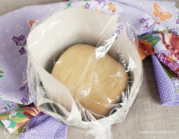 Дно и стенки формы для кулича (диаметр моей — 16 см) проложить пергаментом для выпечки. Положить рулет в форму швом вниз. Накрыть пищевой пленкой и оставить для расстойки в теплом месте на 1,5–2 часа.