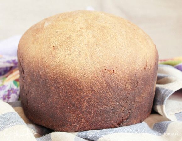 Выпекать до готовности в предварительно разогретой духовке до 190°С в течение 1 часа. Когда верх станет красивым, румяным, прикрыть пергаментом или фольгой, чтобы не подгорел. Остудить кулич, завернув в полотенце.