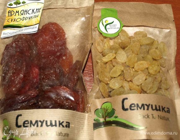 Изюм ТМ «Семушка» и слива красная сушеная ТМ «Семушка» промыть теплой водой. 