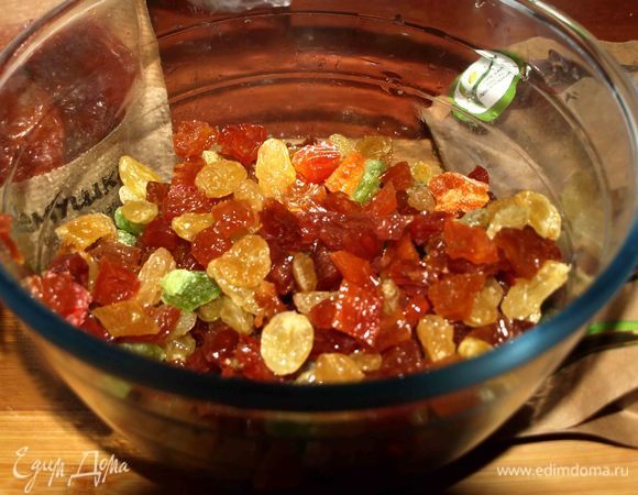 В миске соединяем изюм, сливу и цукаты. 