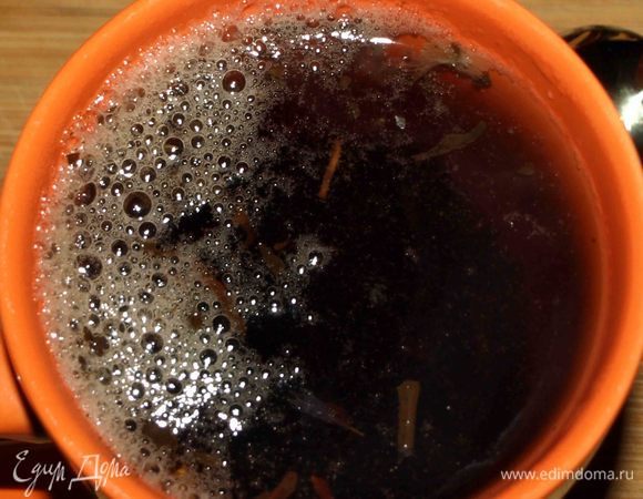 Завариваем крепкий чай. Даем ему постоять 2–3 минуты. Процедить.
