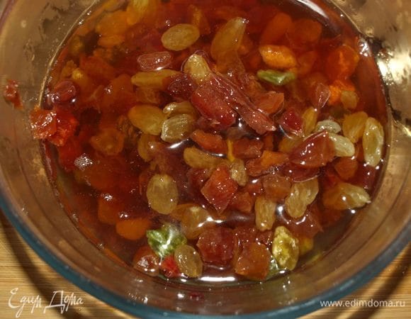 Залить чаем сухофрукты. Желательно оставить на ночь или на 8 часов. 