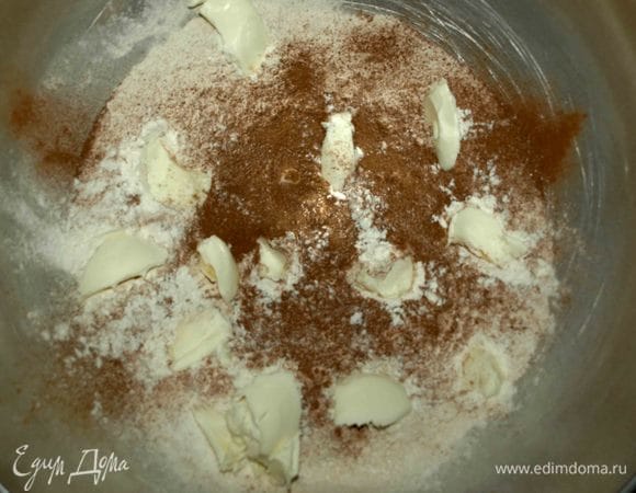 Все продукты, кроме сливочного масла, должны быть комнатной температуры. В миску просеять муку, добавить соль, пряности, холодное сливочное масло и растереть в крошку. 