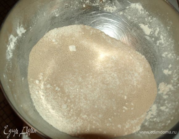 Добавить сахар и дрожжи. Перемешать. 